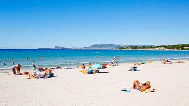 Les plus belles plages de la région (St Cyr sur Mer, Bandol ou Sanary) sont à 10-15 mn en voiture