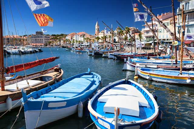 Sanary-sur-Mer a gardé son côté provençal avec ses petits pointus colorés accostés dans son port...